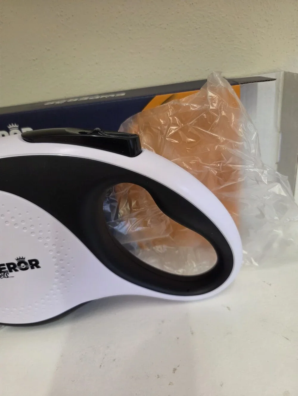 Emperor Pets The Aura Collection  Retractable Pet Leash - White